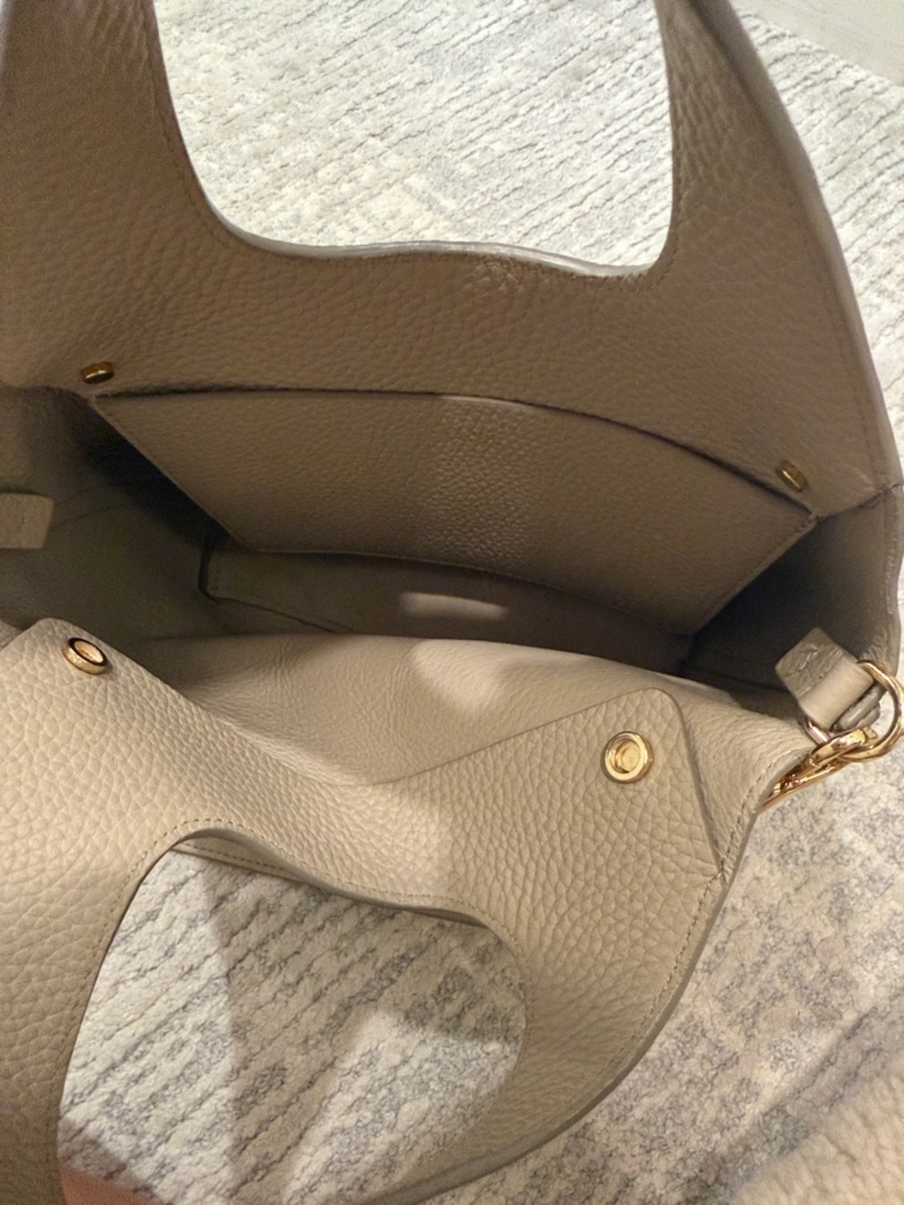 Cuyana Pebbled Leather Tote in Light Taupe - Picture 4 of 5